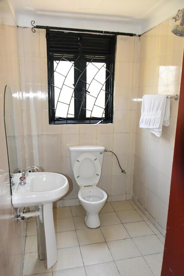 Golden Cherries Guest House Jinja Exterior foto