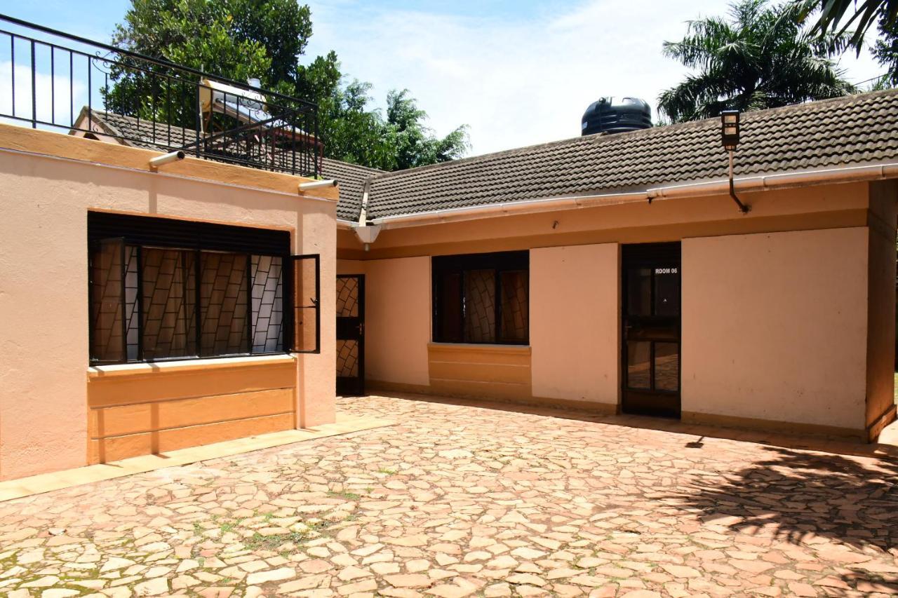 Golden Cherries Guest House Jinja Exterior foto